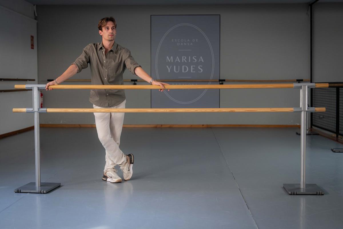 David Yudes, presidente de la Associació Internacional de Ballarins Catalans, retratado en la escuela de danza que dirige, Marisa Yudes, en Badalona.