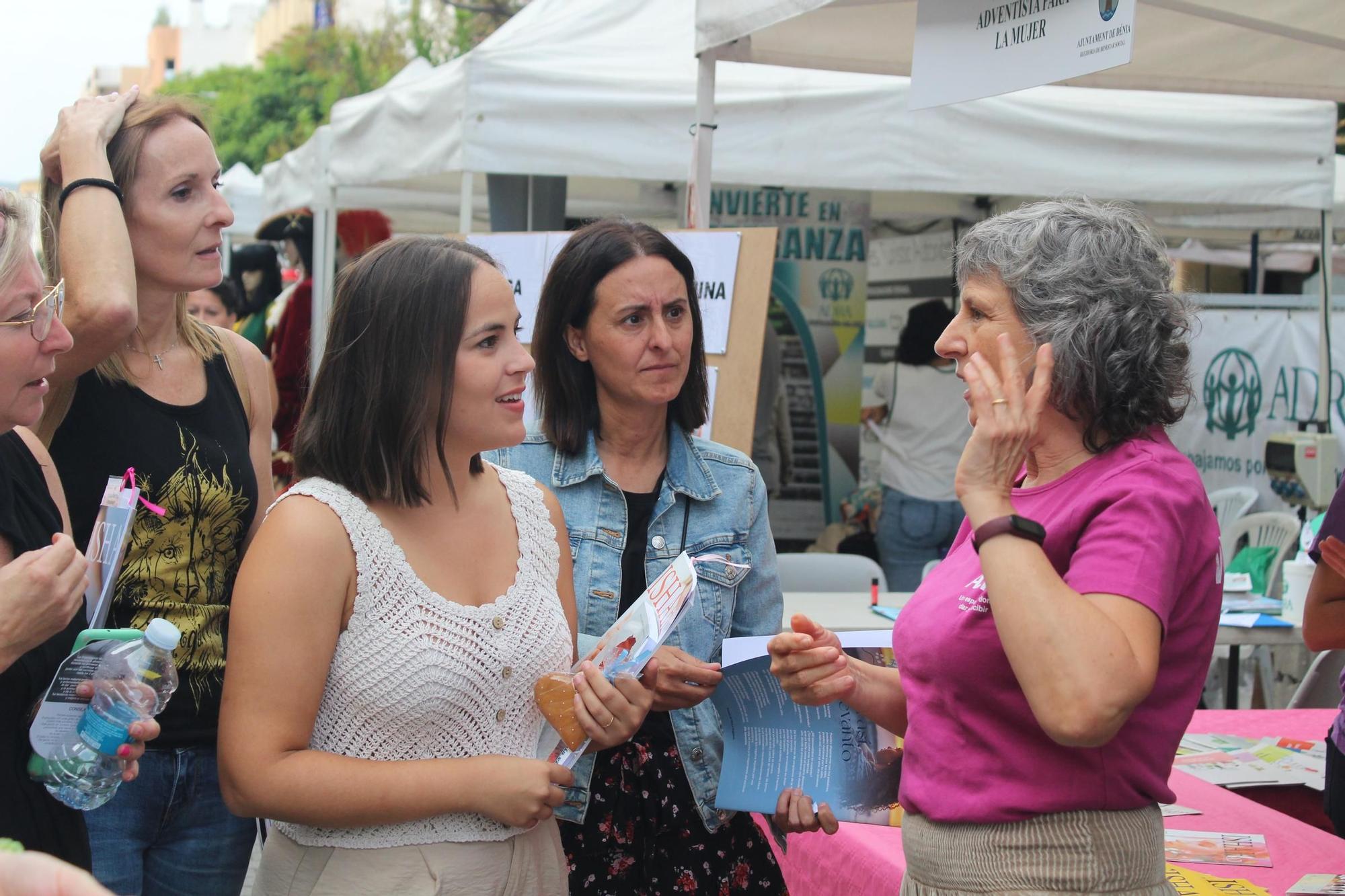 La Feria de Asociaciones llena la calle la Vía de entidades sin ánimo de lucro