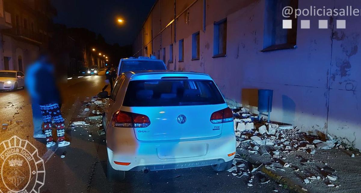 Cotxes afectats per l'incident al carrer Carretera de Sallent