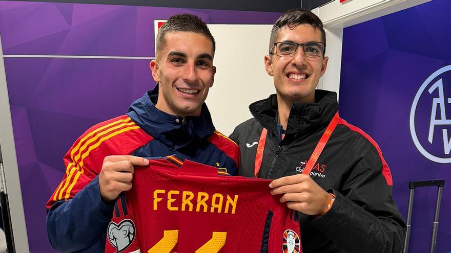 El abrazo de Ferrán Torres a Álex o el partido de fútbol que no se vio durante el España – Georgia