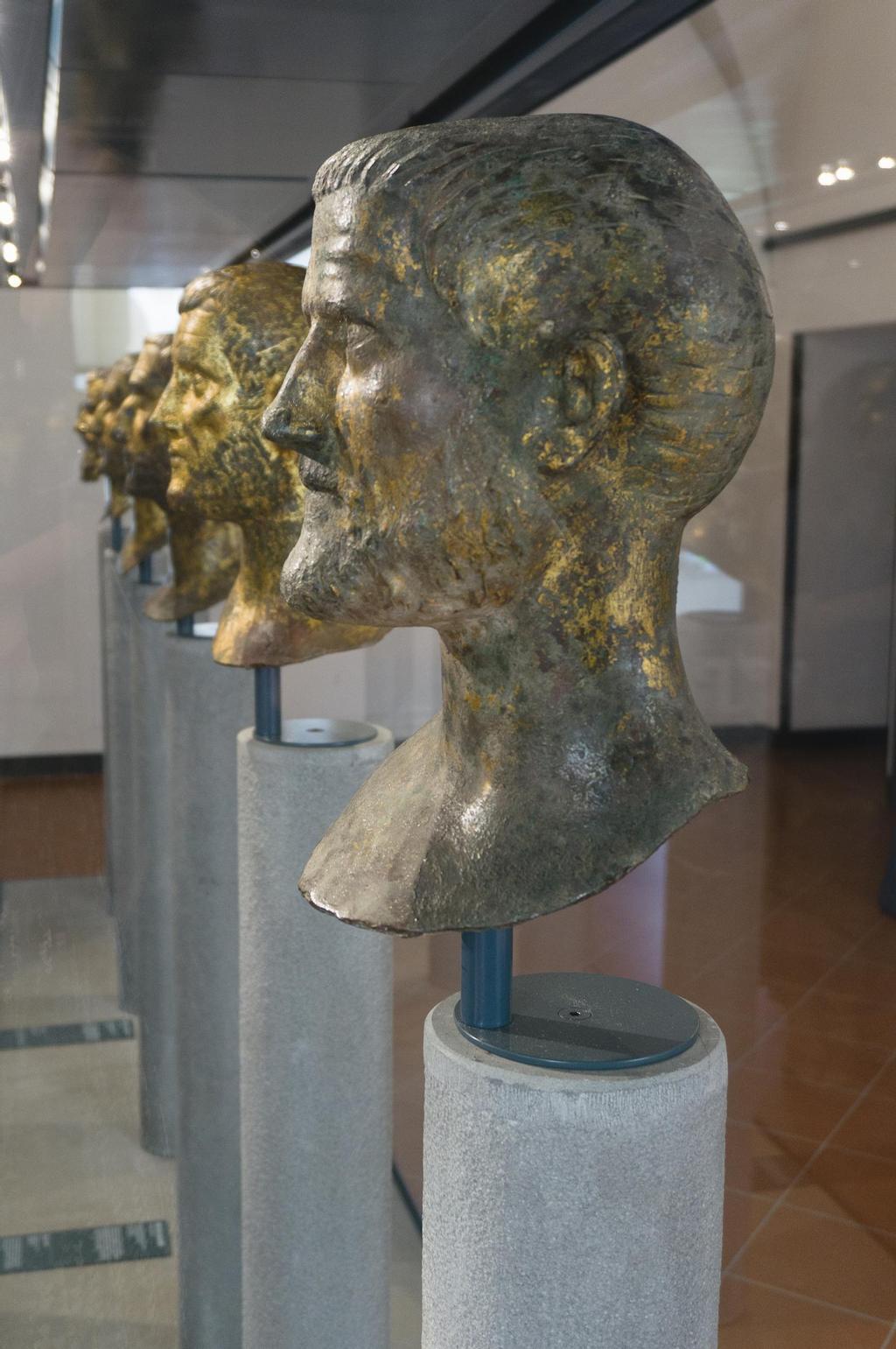 Cabezas de bronce en el Museo de Santa Giulia de Brescia.