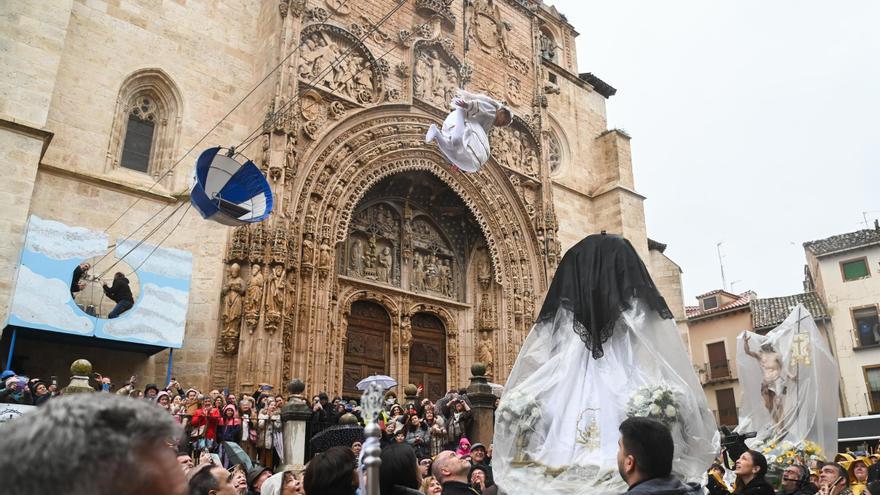 La pequeña Ruth Arnaiz protagoniza la Bajada del Ángel de Aranda de Duero (Burgos)