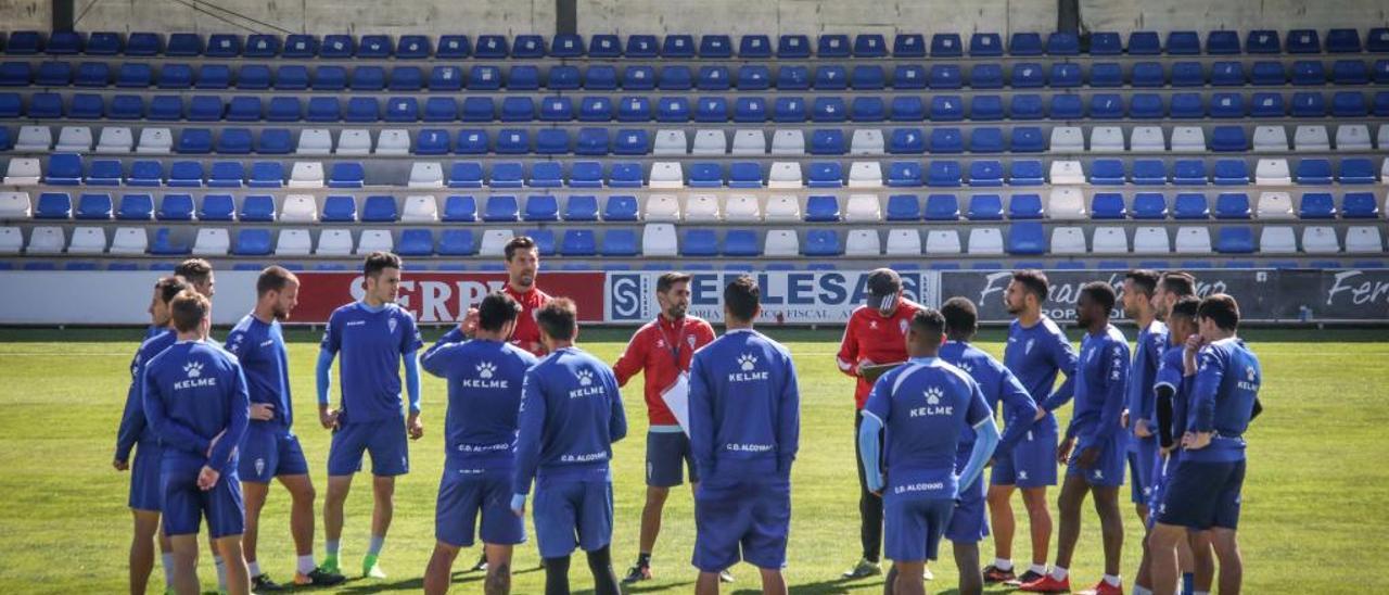 Los futbolistas del Alcoyano reciben consignas del preparador físico, Joseto, durante el entrenamiento.