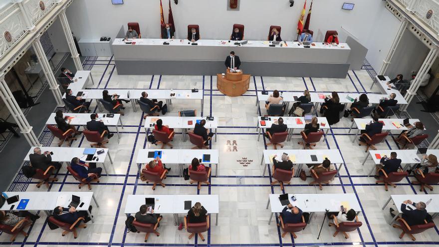 Una Asamblea de tres colores: azul, rojo y verde