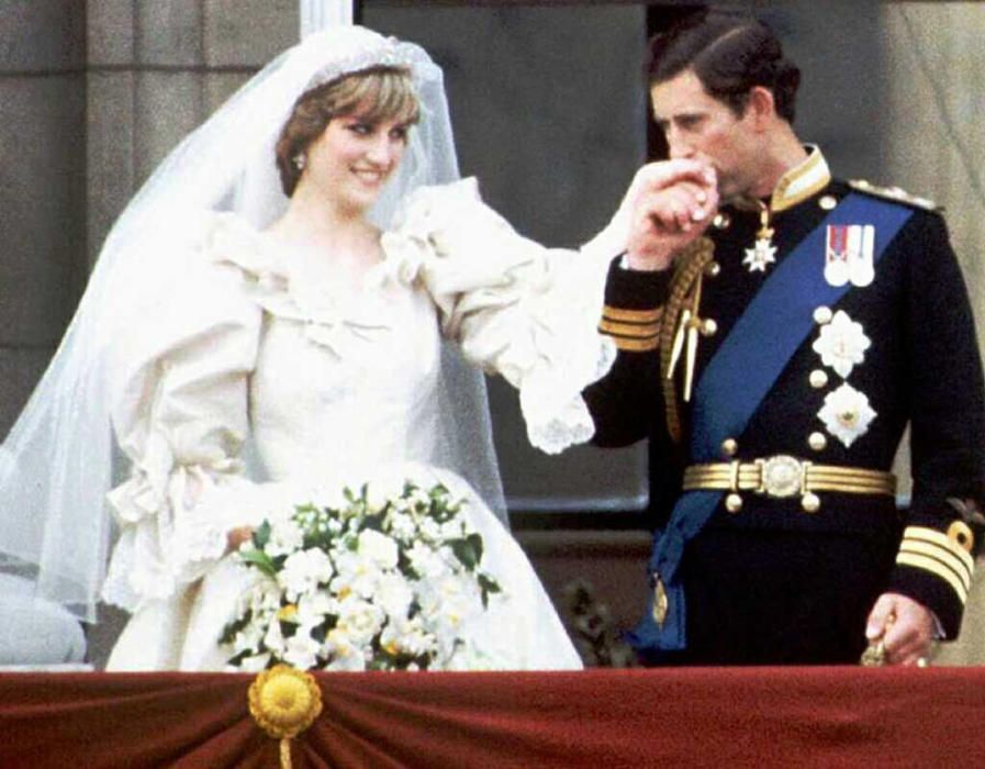 El príncipe Carlos y la princesa Diana en el balcón del Palacio de Buckingham el día de su boda, el domingo 29 de agosto de 1997