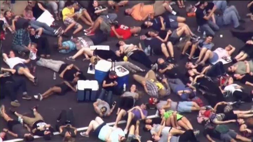 Oleada de protestas raciales por la absolución de un policía blanco que mató a un joven negro en Missouri