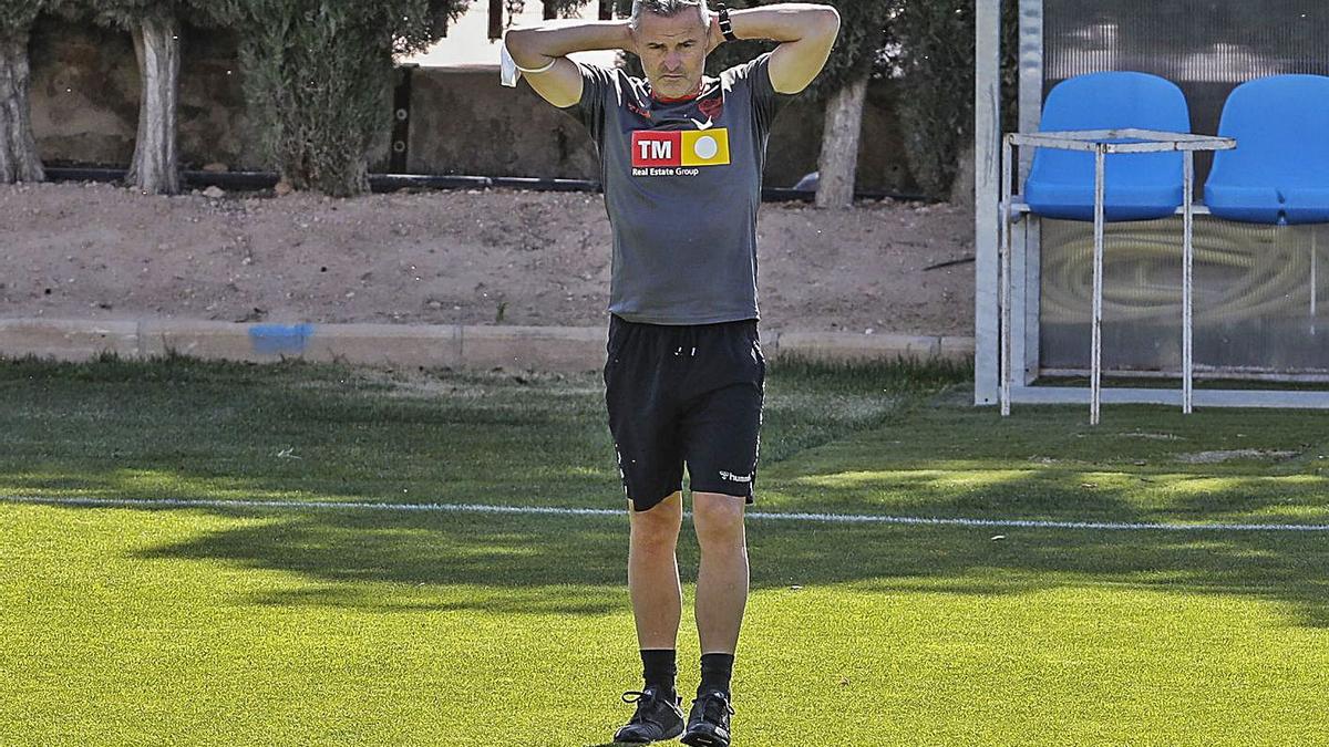 El técnico del Elche, Fran Escribá, durante el entrenamiento del pasado jueves. | ANTONIO AMORÓS