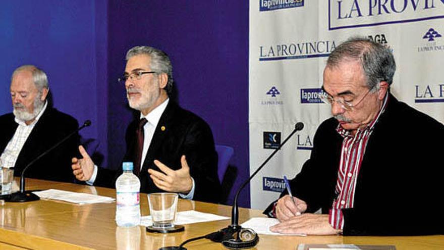 De izq. a dcha., Policarpo Delgado, José Regidor y Sebastián Sarmiento, ayer en el Club.