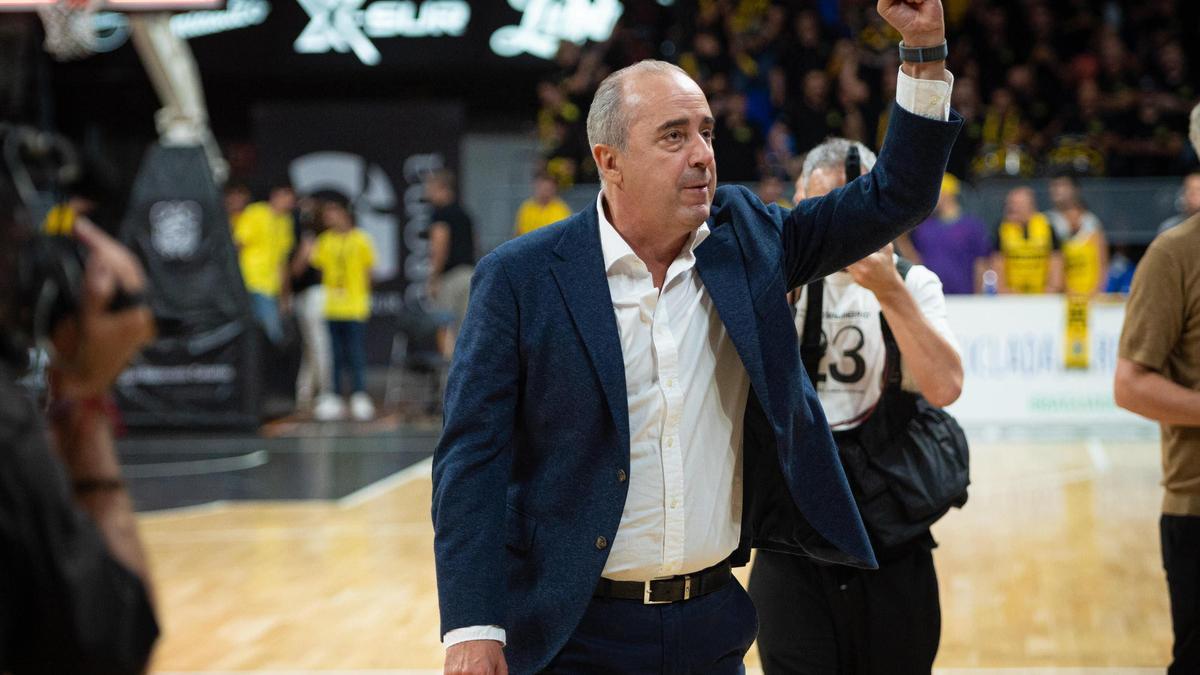 Txus Vidorreta celebra una victoria con su característico puño en alto.