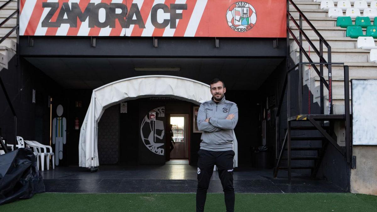 Yago Iglesias, entrenador del Zamora CF, en la entrada de vestuarios. | Ana Burrieza