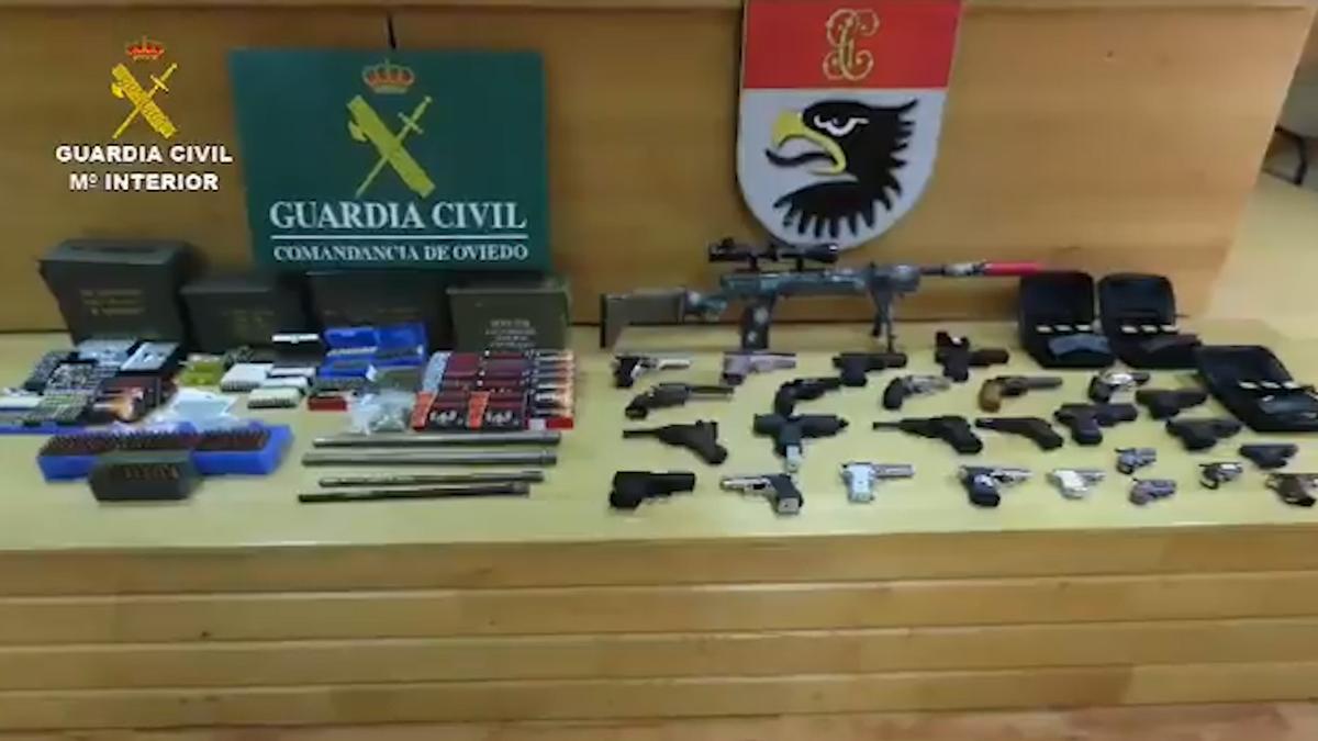Imégenes del arsenal de armas incautado por la Guardia Civil