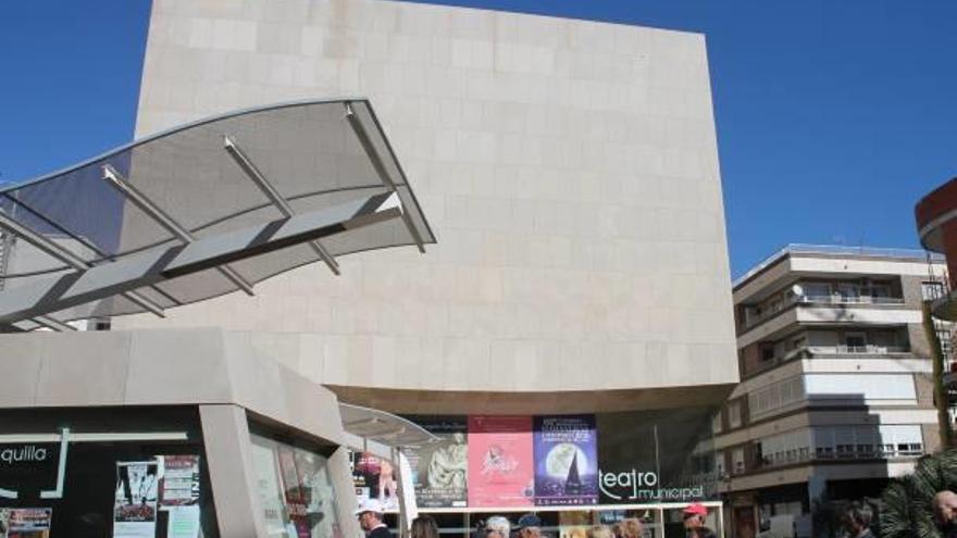 Imagen de la plaza de Miguel Hernández y el Teatro Municipal.