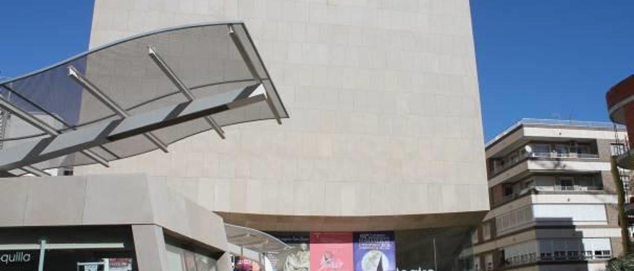Imagen de la plaza de Miguel Hernández y el Teatro Municipal.