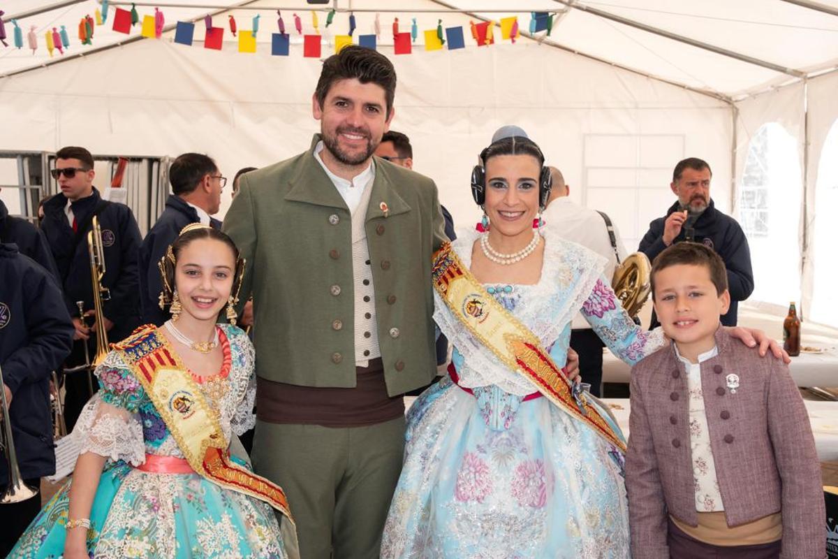 Inma y Laura, falleras mayores, con los presidentes, Miguel y Gorka.