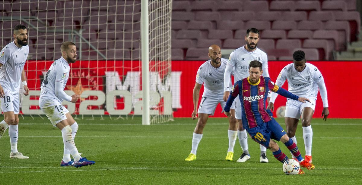 Messi, rodeado de hasta cinco jugadores del Huesca en el Camp Nou.