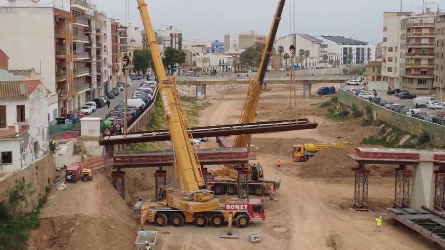 Colocación de la estructura metálica del tablero de la pasarela de Convent en Paiporta.
