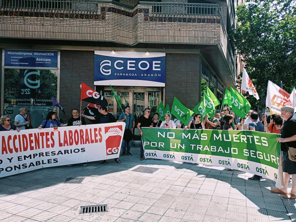 La protesta de OSTA, ISTA y CGT, ante la sede de CEOE Aragón.