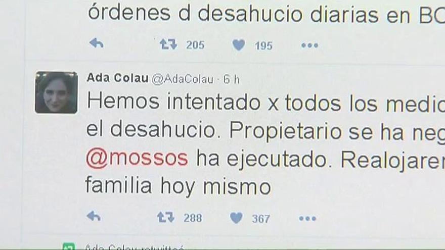 Colau se enfrenta a Los Mossos en Twitter por un desahucio