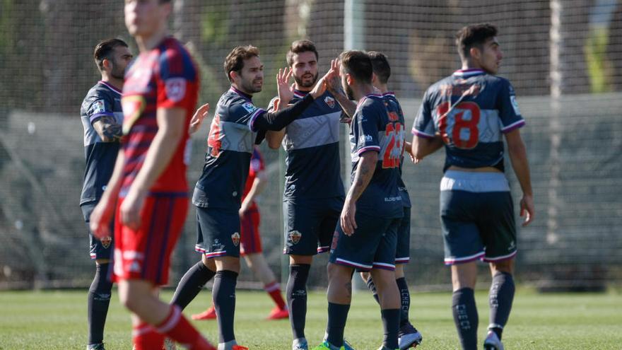 Los jugadores del Elche celebran el gol de Nono