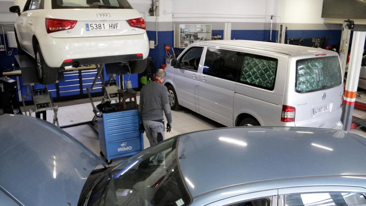 Autotaller Picart de Girona, amb vehicles esperant per ser reparats