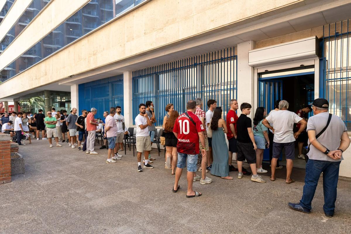 En imágenes | Largas filas en las oficinas del Real Zaragoza en el primer día de alta de nuevos abonados