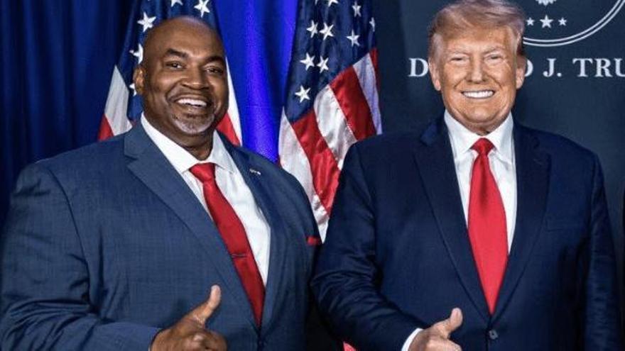 Mark Robinson junto a Donald Trump.