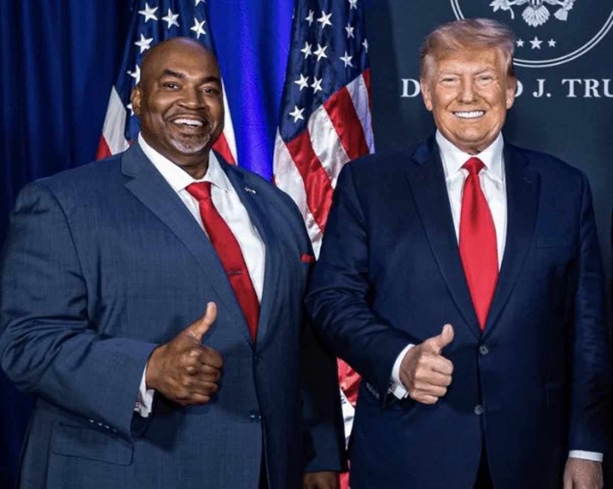Mark Robinson junto a Donald Trump.