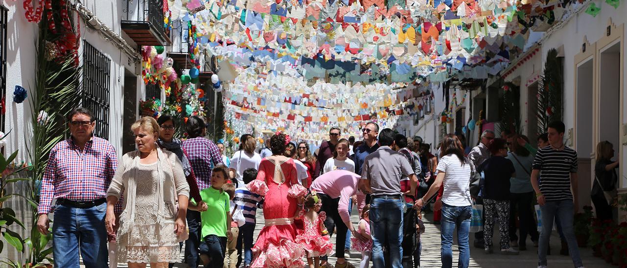 Las calles del Barrio de la Cruz de Montilla se engalanan estos días.