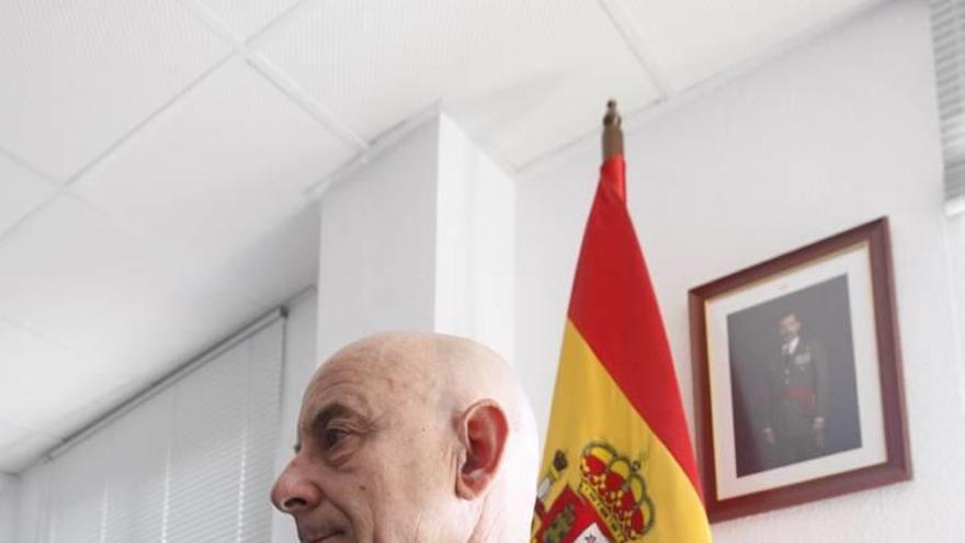 El capitán Pérez Gil, en una sala de la comandancia de la Guardia Civil en Murcia.