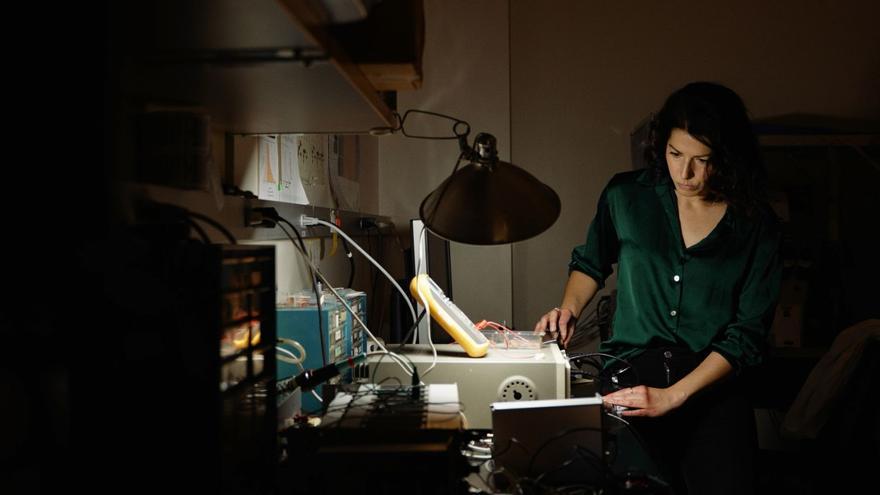 Anabel Fernández, la biofísica viguesa experta en canales iónicos: «Los seres humanos somos máquinas eléctricas»