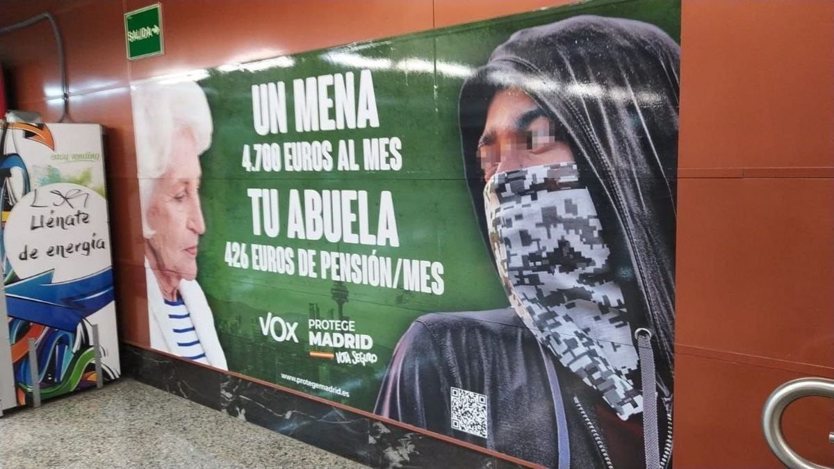 El cartel de Vox contra los menas en el metro de Madrid, durante la campaña para las autonómicas