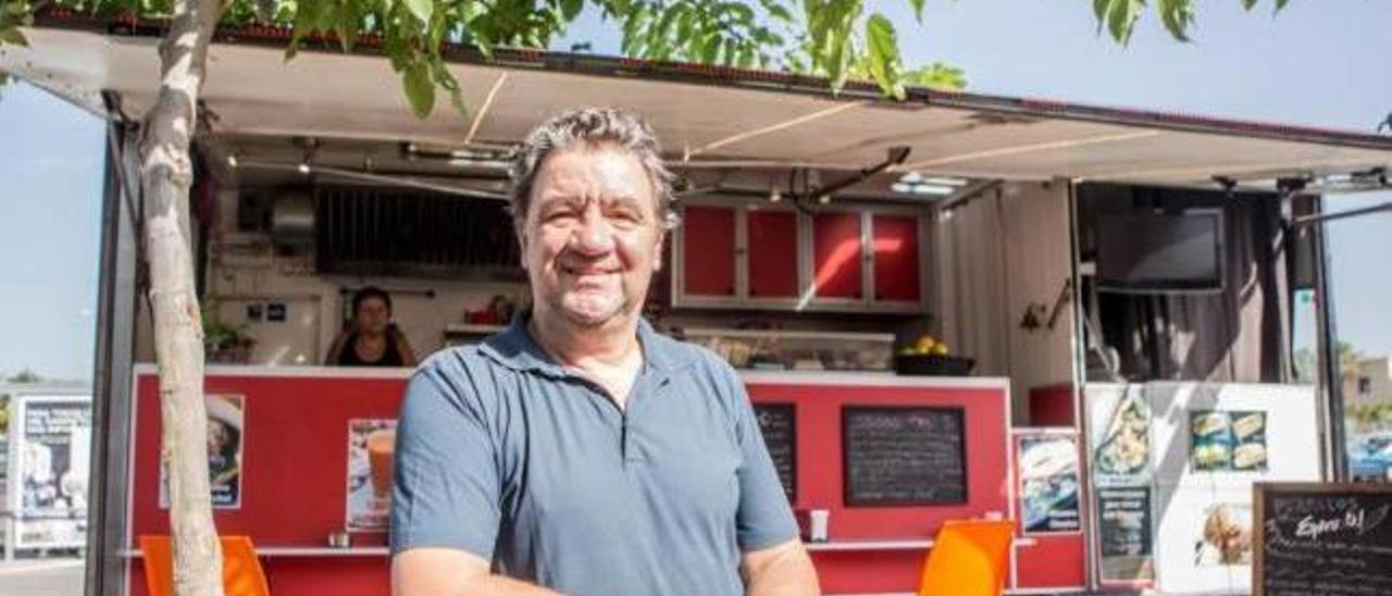 Koldo Royo (56 años, a las puertas de los 57), esta semana, frente a su &#039;food truck&#039;, El Perrito Callejero .