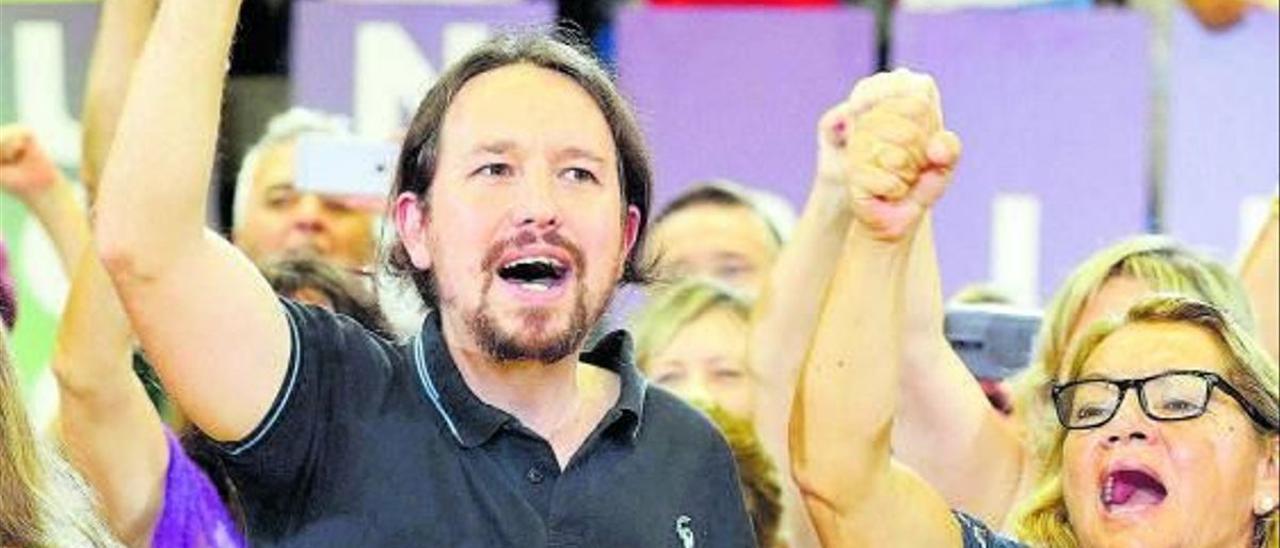 Meri Pita junto al exlíder de Podemos y uno de sus fundadores, Pablo Iglesias, en un acto electoral de 2019.