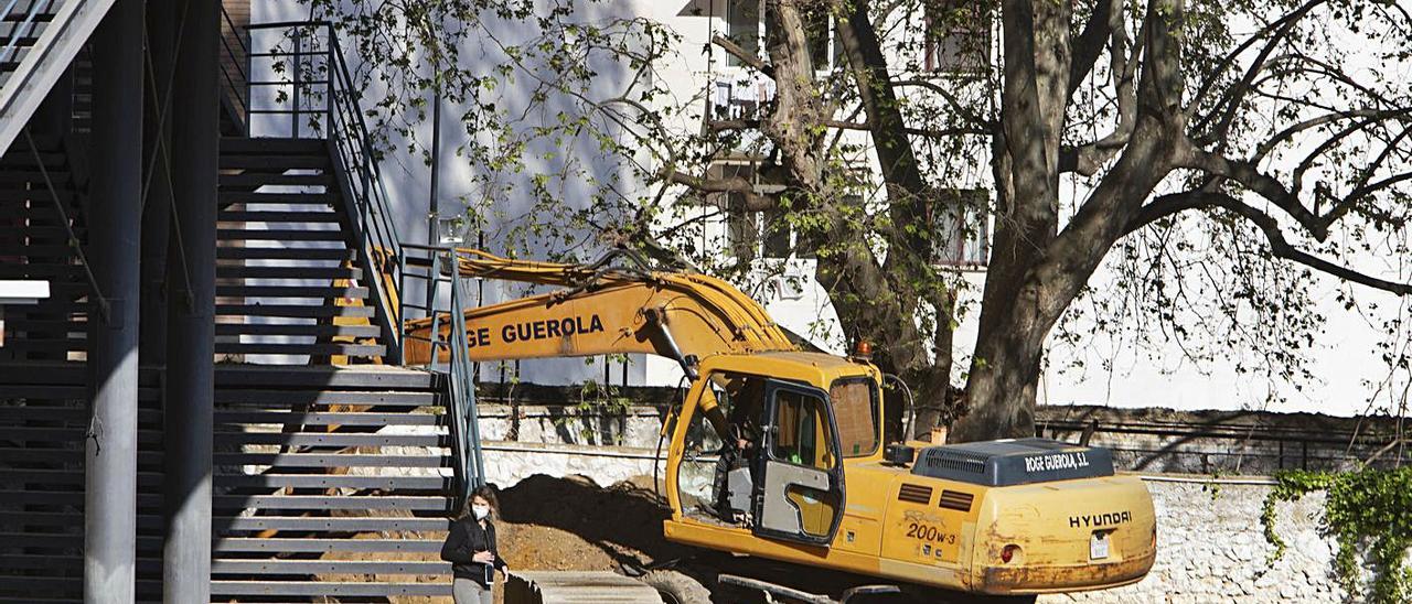 Una excavadora trabajando ayer para descubrir las cimentaciones de la plaza | PERALES IBORRA