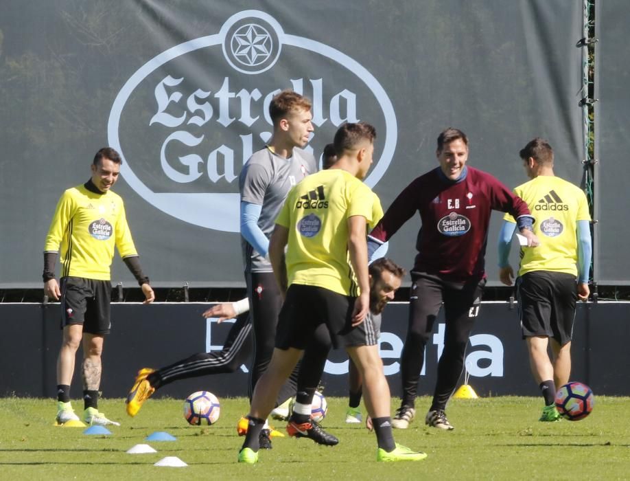 El entrenador argentino estuvo de buen humor y participó en los ejercicios junto a los jugadores en su último entrenamiento en A Madroa