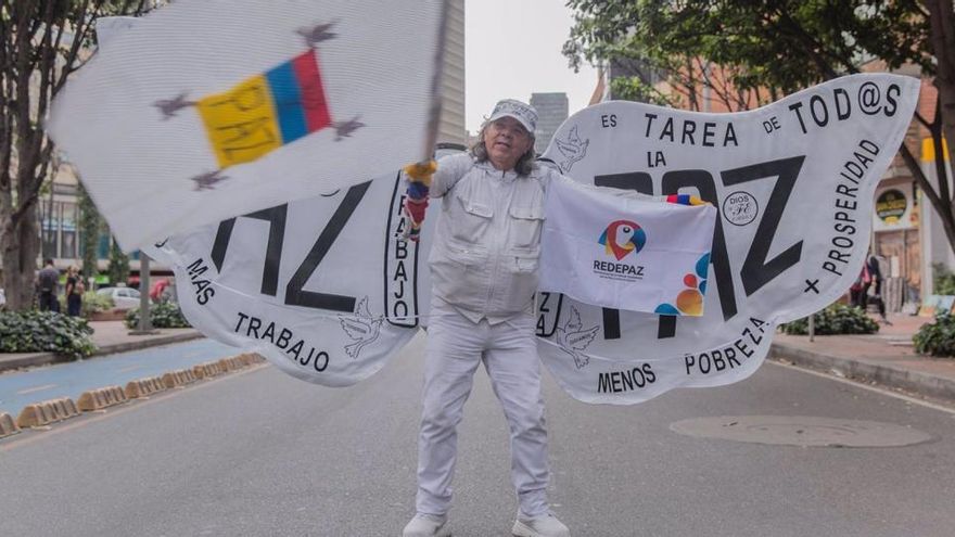 Un hombre reivindica la paz en Colombia en una protesta.