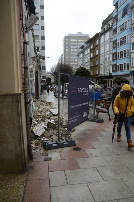 El andamio que utilizaban los operarios para retirar la fachada del inmueble sufrió destrozos. No hay víctimas personales.