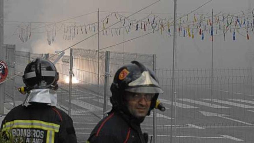 Bomberos vigilando el disparo, ayer, de la mascletá del distrito Obra Social del Hogar.