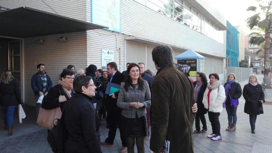 La consellera Carmen Montón, al llegar al centro de salud de Xirivella.