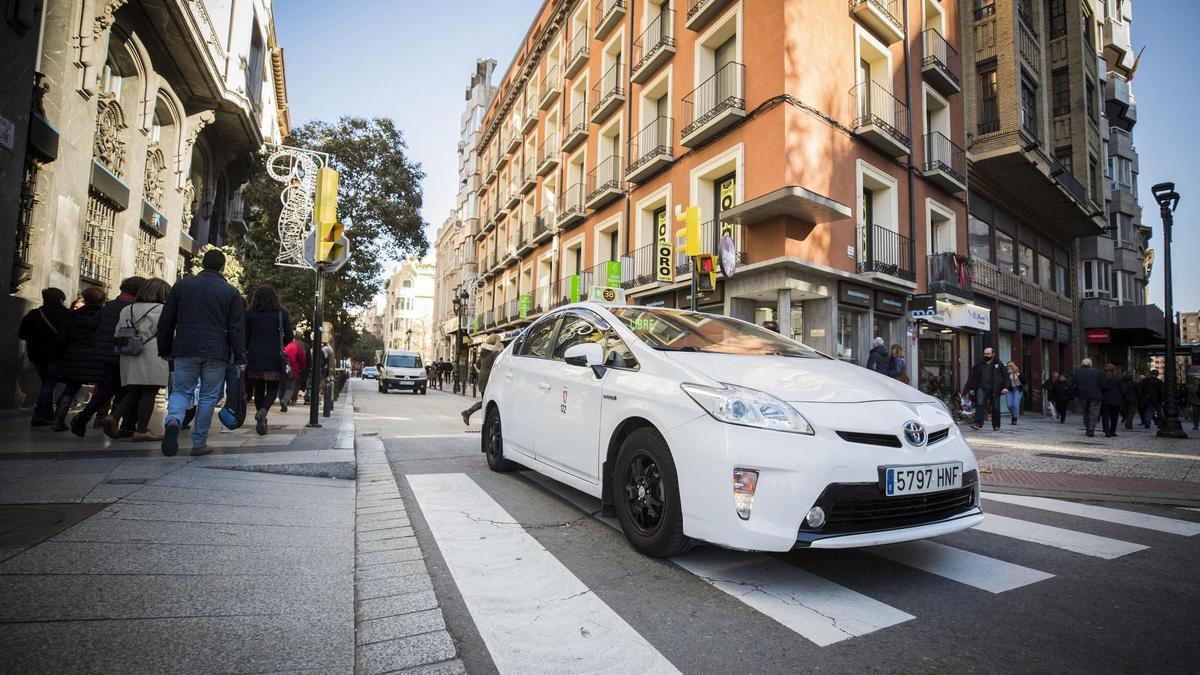 Imagen de archivo de un taxi circulando por el centro de Zaragoza.