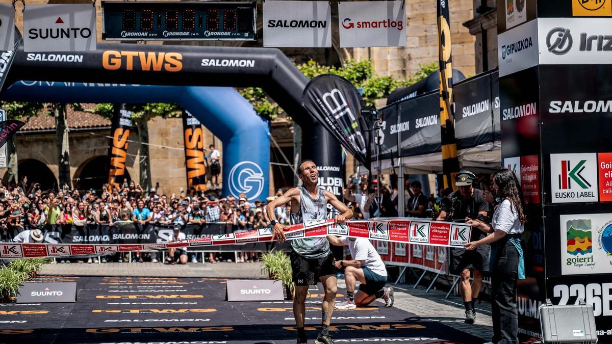 Elhousine Elazzaoui tras cruzar la meta de la Zegama - Aizkorri 2025