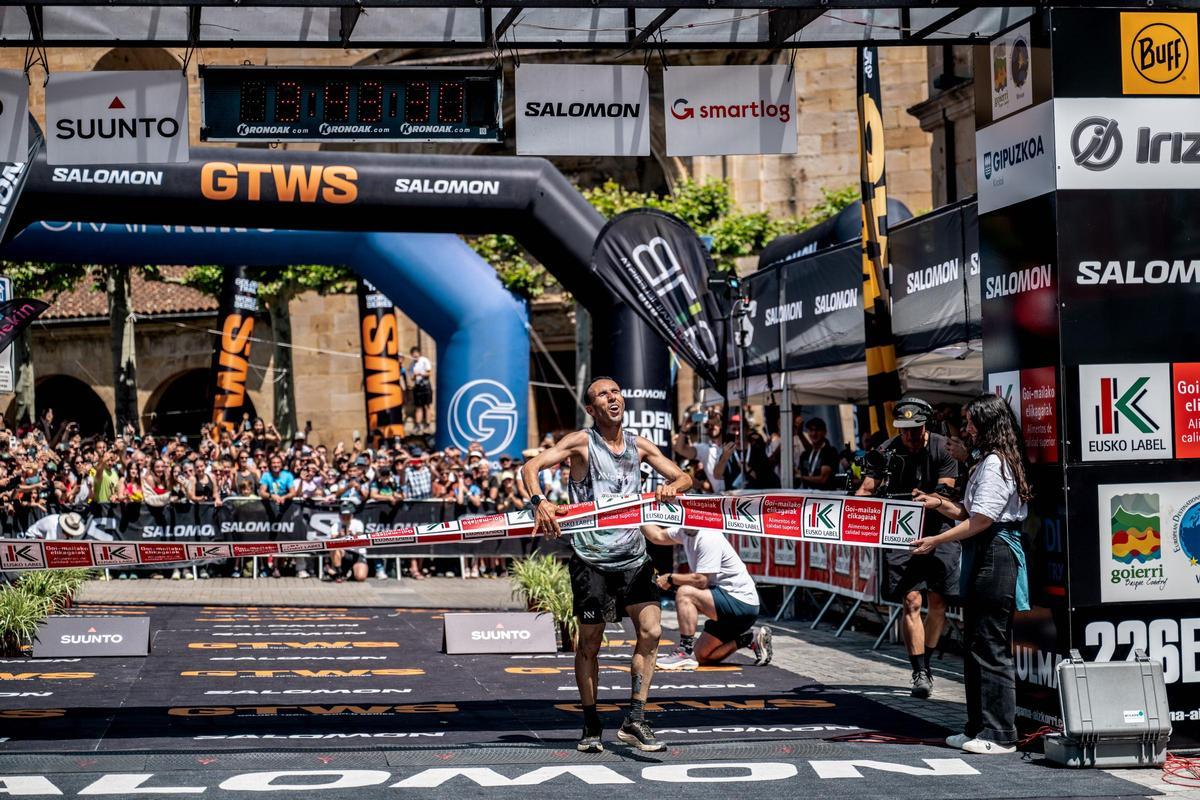 Elhousine Elazzaoui tras cruzar la meta de la Zegama - Aizkorri 2025