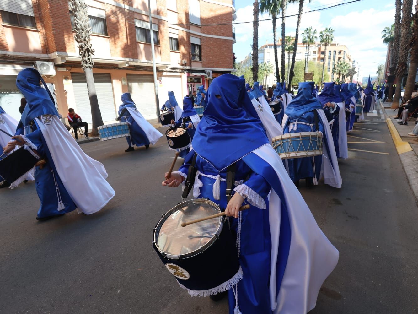 Más de 3.000 cofrades de 29 pueblos toman las calles de Alzira en la procesión diocesana