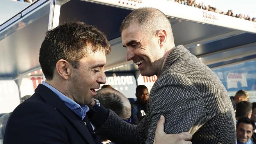 Asier y Gaizka Garitano se saludan durante un partido.