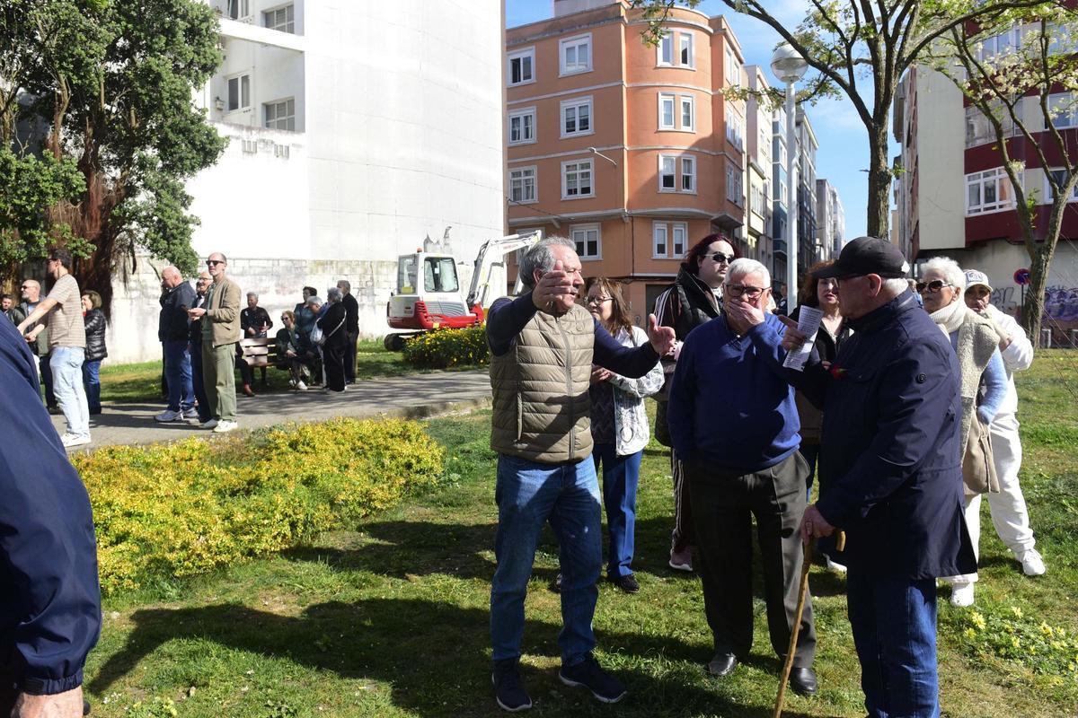 La manifestación, con un centenar de asistentes, contó con música y claveles conmemorando la revolución del 25 de abril en Portugal