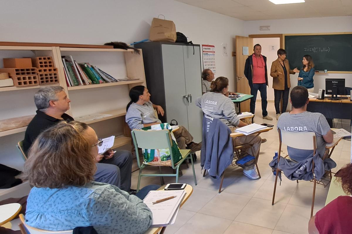 Foto de archivo de una visita de la alcaldesa a los participantes de un taller de empleo en Segorbe.
