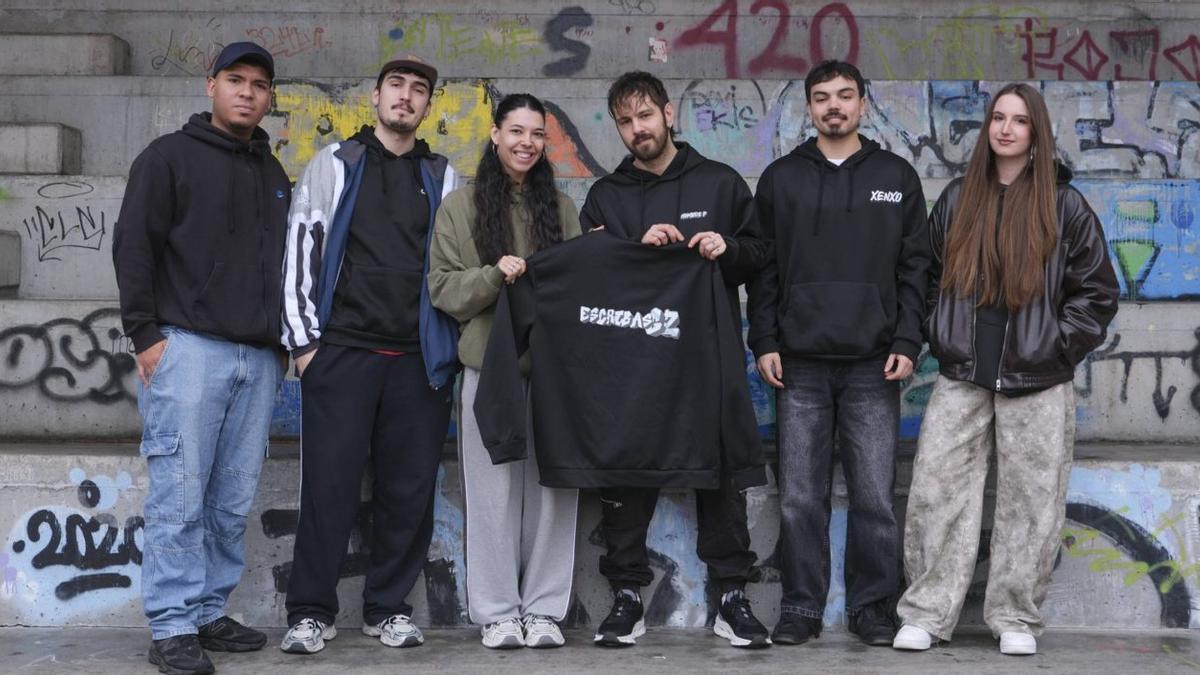 El equipo organizador de «Escribas GZ», con Hombre P en el medio de la imagen. |  Roi Cruz