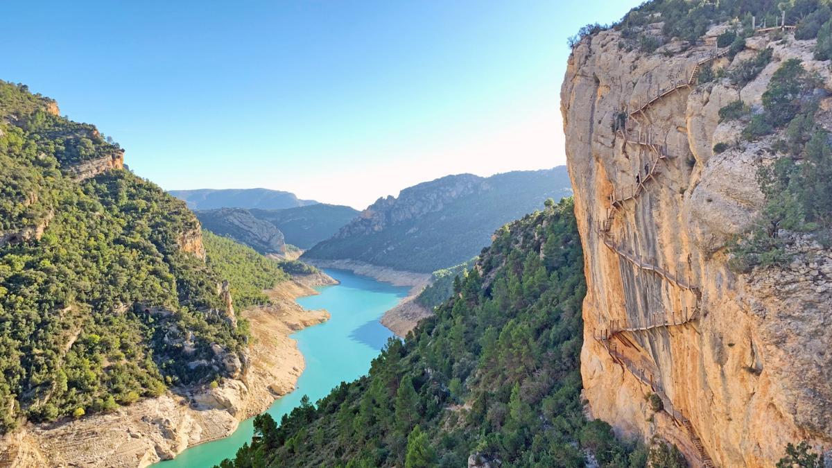 La ruta de senderismo más espectacular de España tiene unas escaleras que escalan un acantilado.