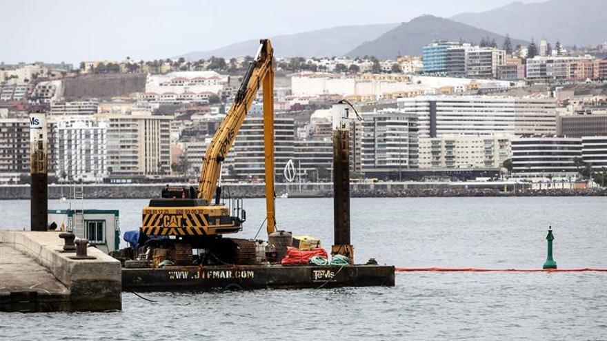 Bajo esta plataforma, ubicada en el Muelle de Las Palmas de la capital grancanaria, se encuentran los restos del pesquero &quot;Ceres II&quot;, que en 2005 fue apresado en alta mar con 3,507 kilogramos de cocaína, y que hoy a vuelto a ser noticia al encontrar un buzo encargado del desguace varios fardos en su interior de lo que parece ser cocaína, no detectada en su momento.