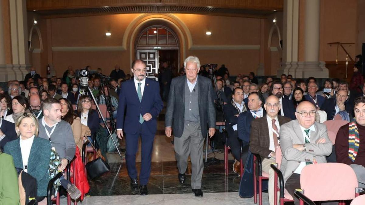 Javier Lambán y Felipe González acceden al Salón de la Corona.